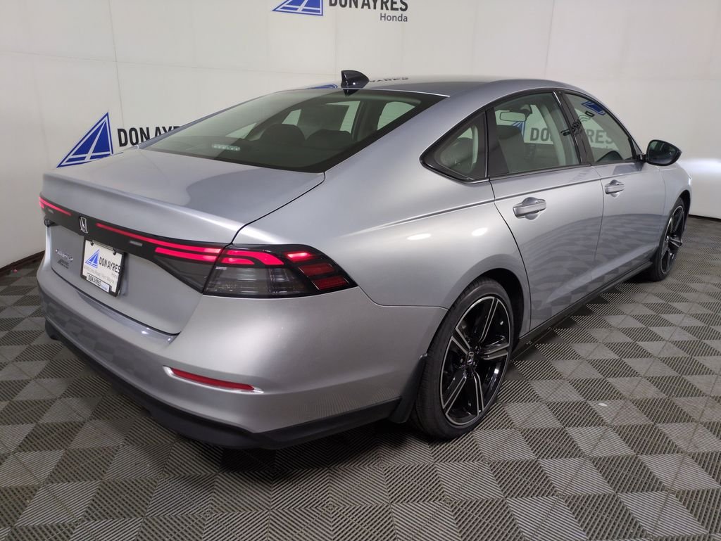 New 2026 Solar Silver Metallic Honda SE image 5