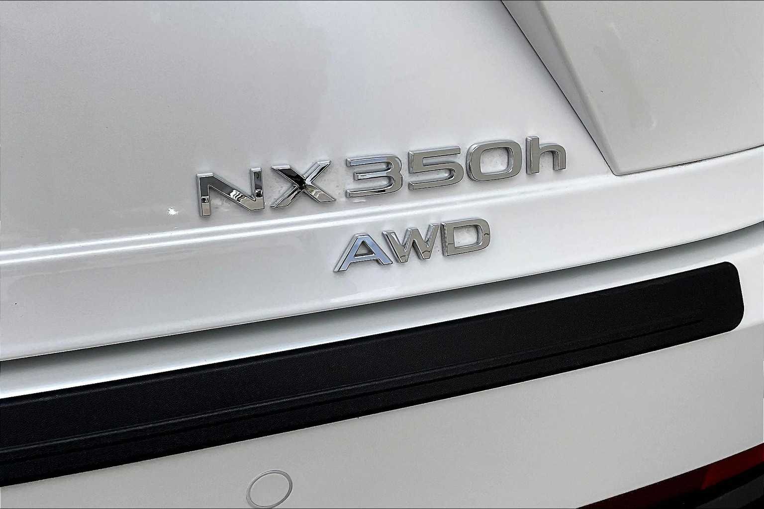 Used 2025 Eminent White Pearl Lexus Premium image 30