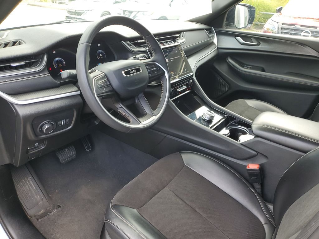 Used 2023 Silver Jeep Altitude image 24