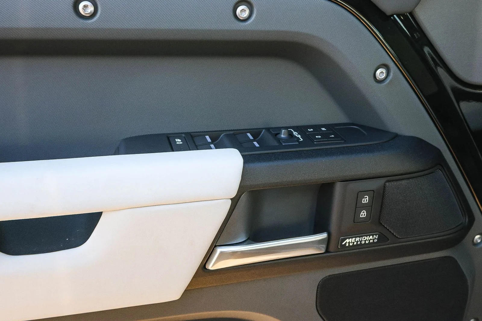 New 2026 Santorini Black Land Rover X image 29