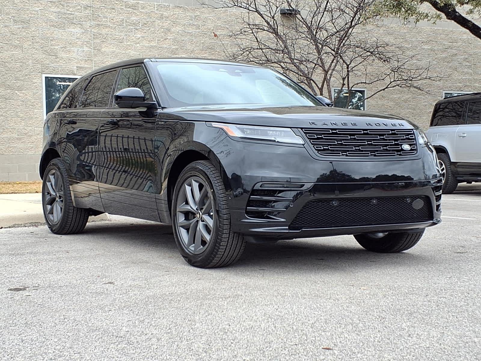 New 2026 Santorini Black Land Rover Dynamic SE image 3