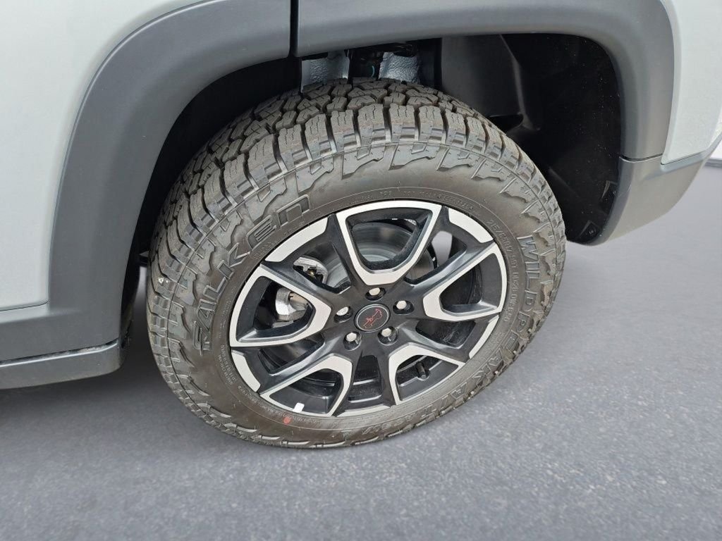 New 2026 Silver Zynith Metallic Clear-Coat Exterior Paint Jeep Trailhawk image 10