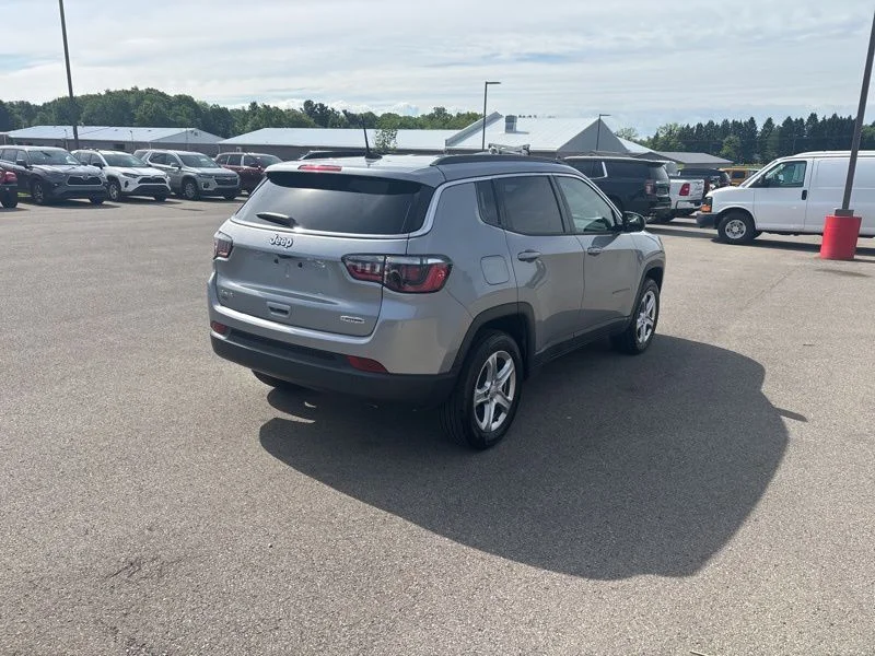 Used 2023 Silver Jeep Latitude image 3
