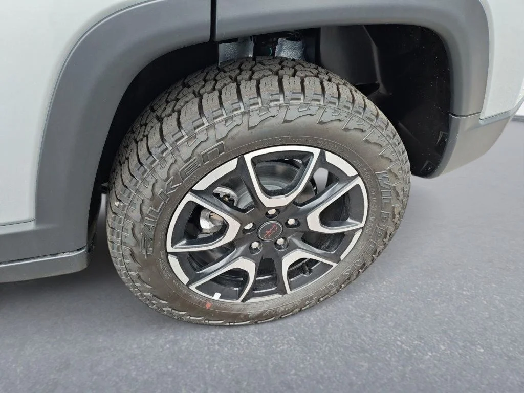 New 2026 Silver Zynith Metallic Clear-Coat Exterior Paint Jeep Trailhawk image 10