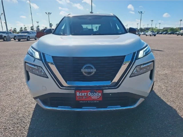 Used 2023 White Nissan Platinum image 2