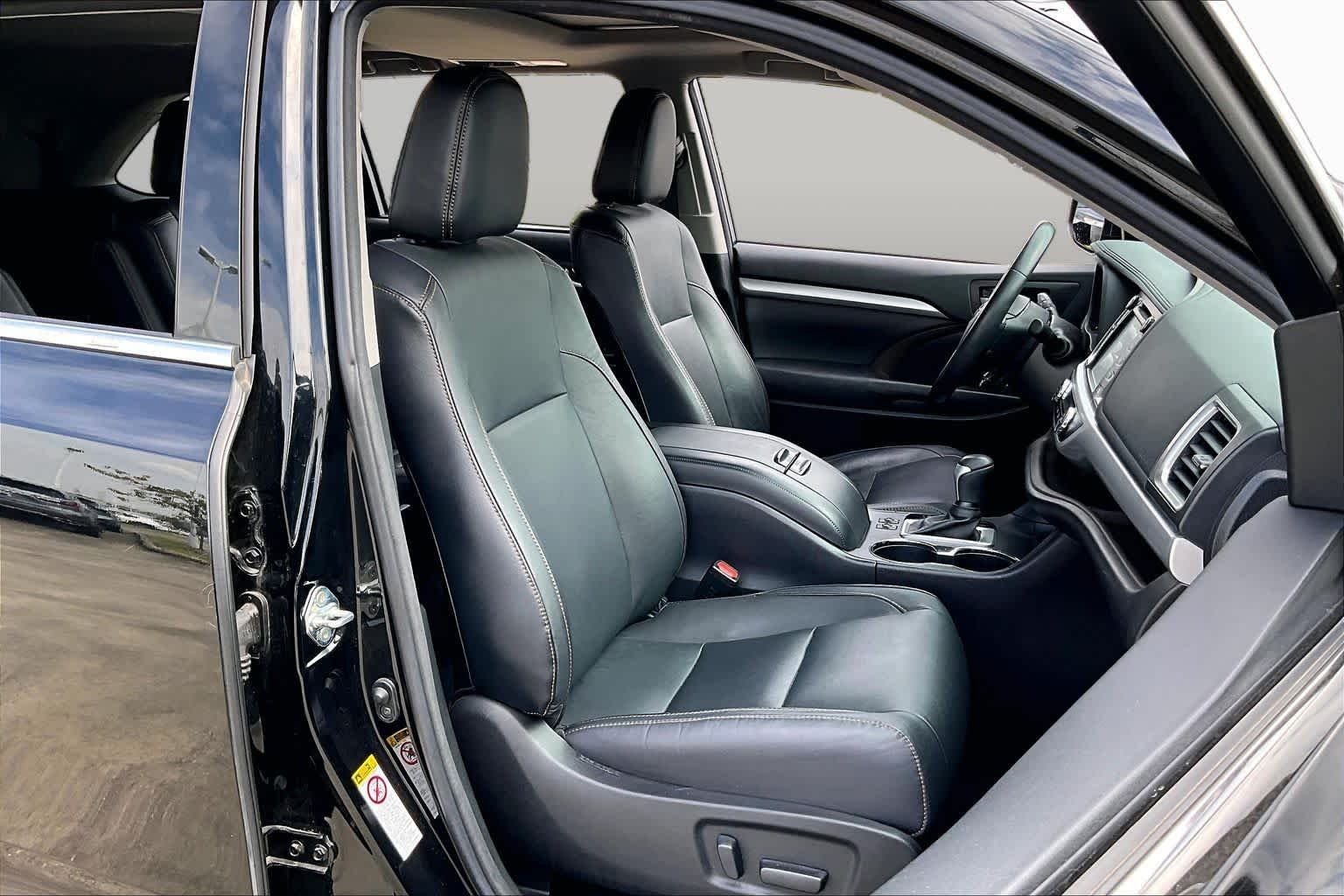 Used 2017 Midnight Black Metallic Toyota XLE image 8