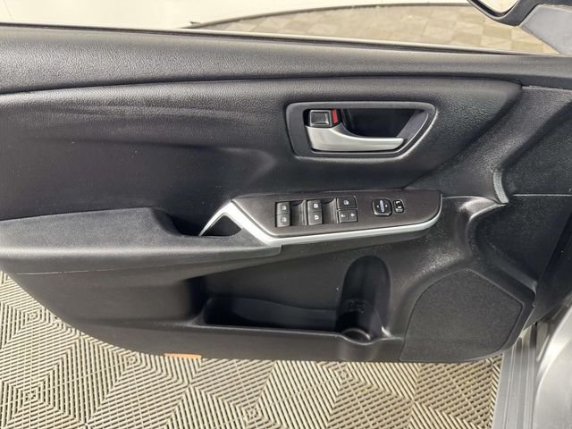 Used 2017  Toyota LE image 17