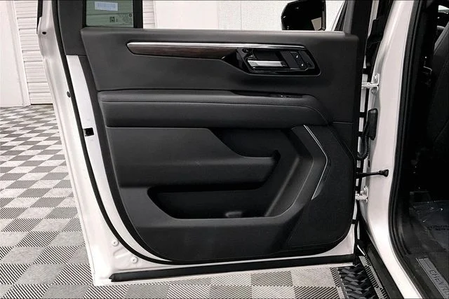 2025 Chevrolet Suburban Z71 - Photo 23