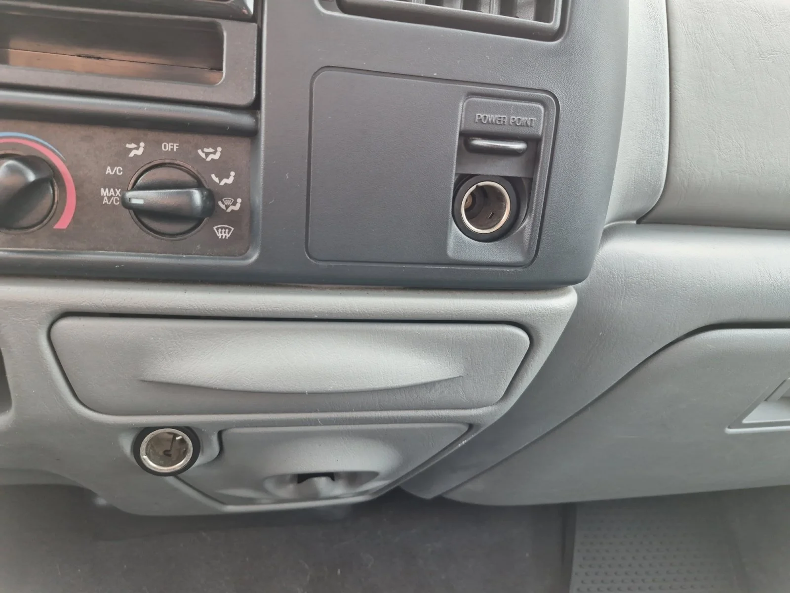 Used 2004 White Ford XL image 18