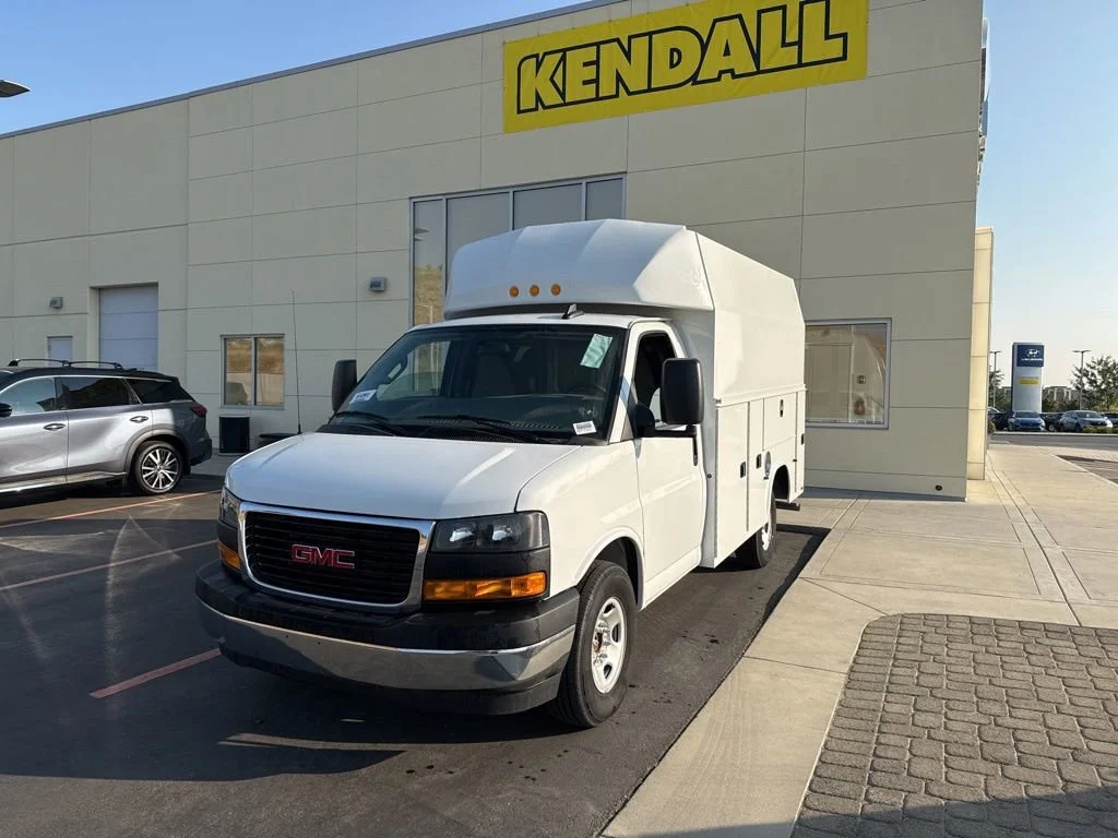New 2024 Summit White GMC 1WT image 1