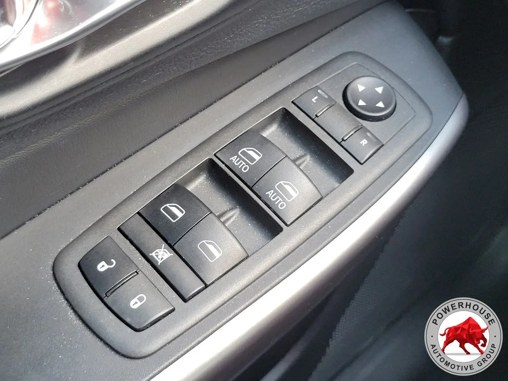 Used 2022 White Jeep Latitude Lux image 28