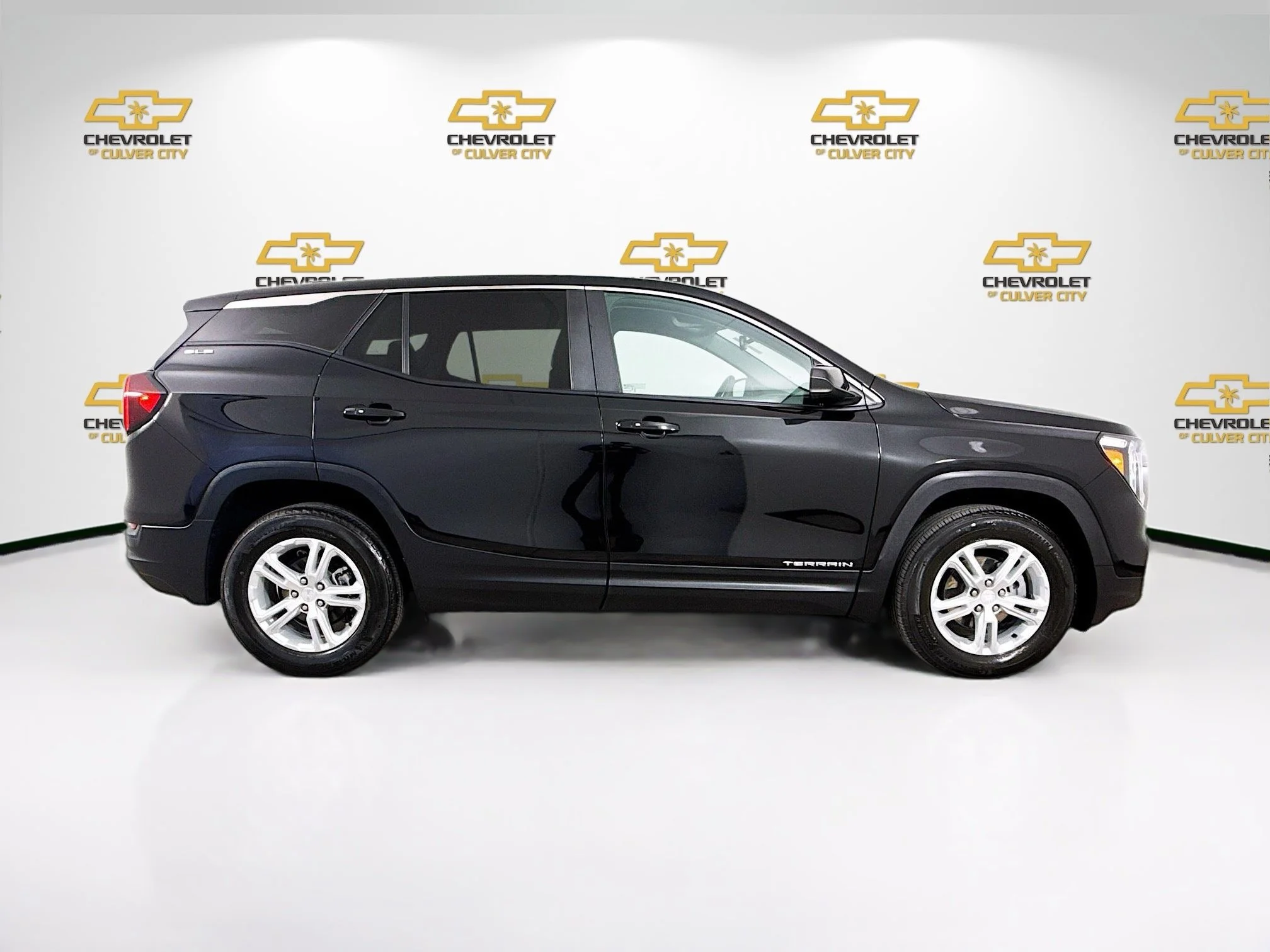 Used 2023 Ebony Twilight Metallic GMC SLE image 9