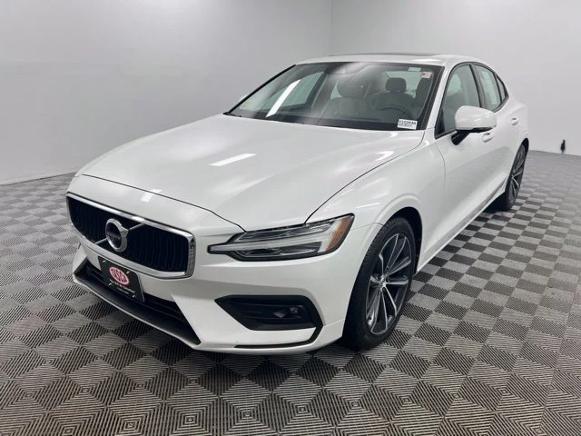 Used 2021 White Volvo T5 Momentum image 2