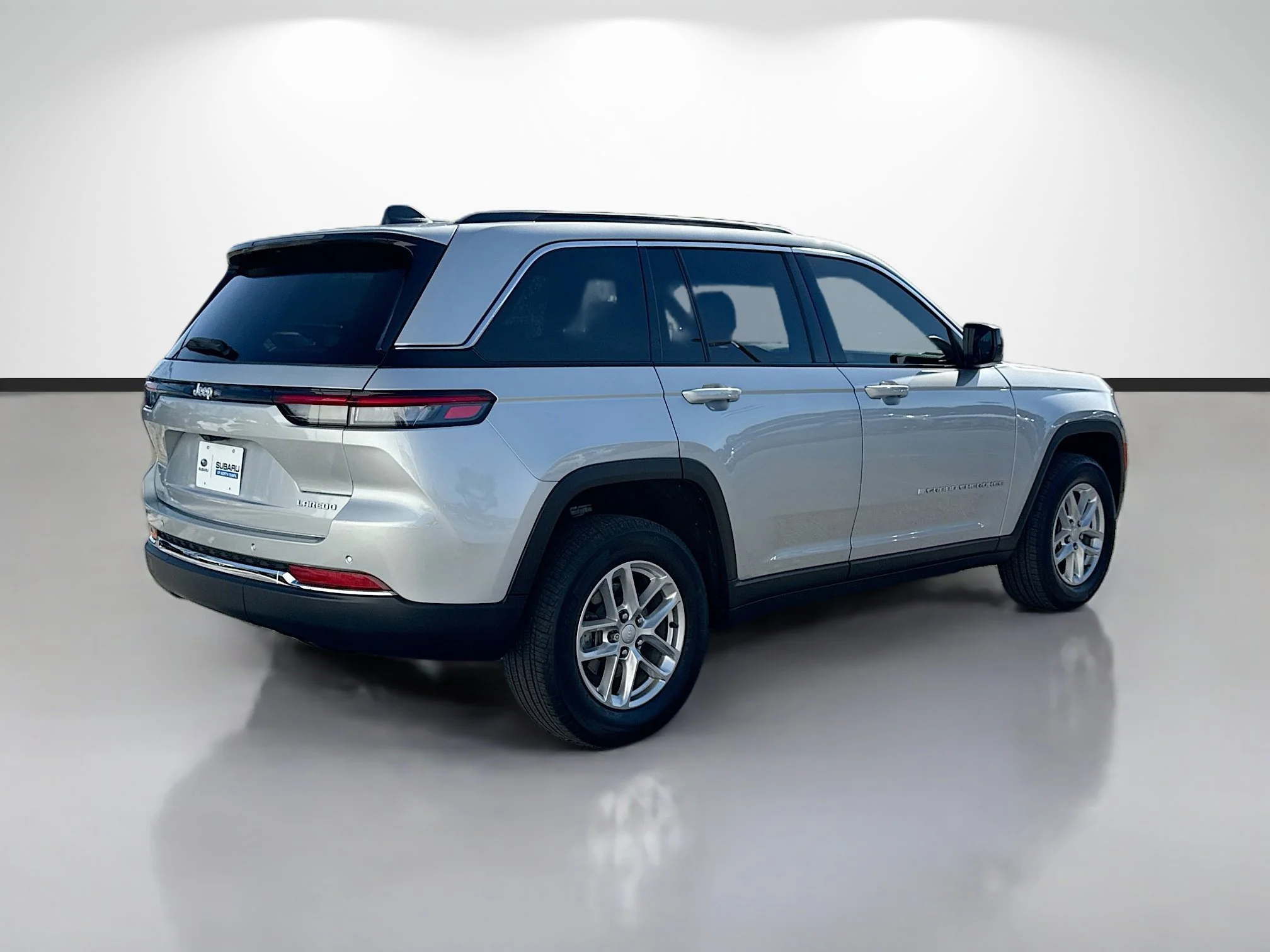 Used 2025 Silver Zynith Jeep Laredo X image 3