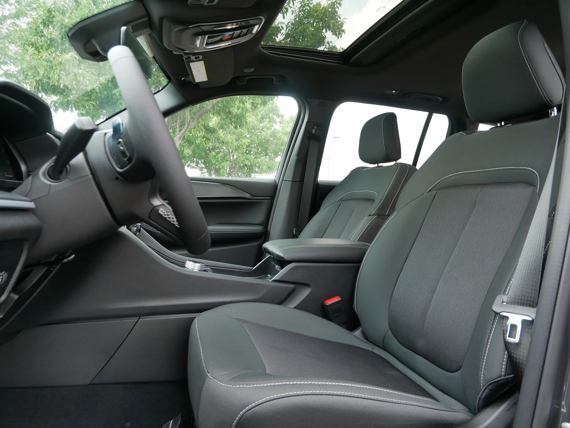 New 2026 Baltic Gray Metallic Clear-Coat Exterior Paint Jeep Laredo X image 9