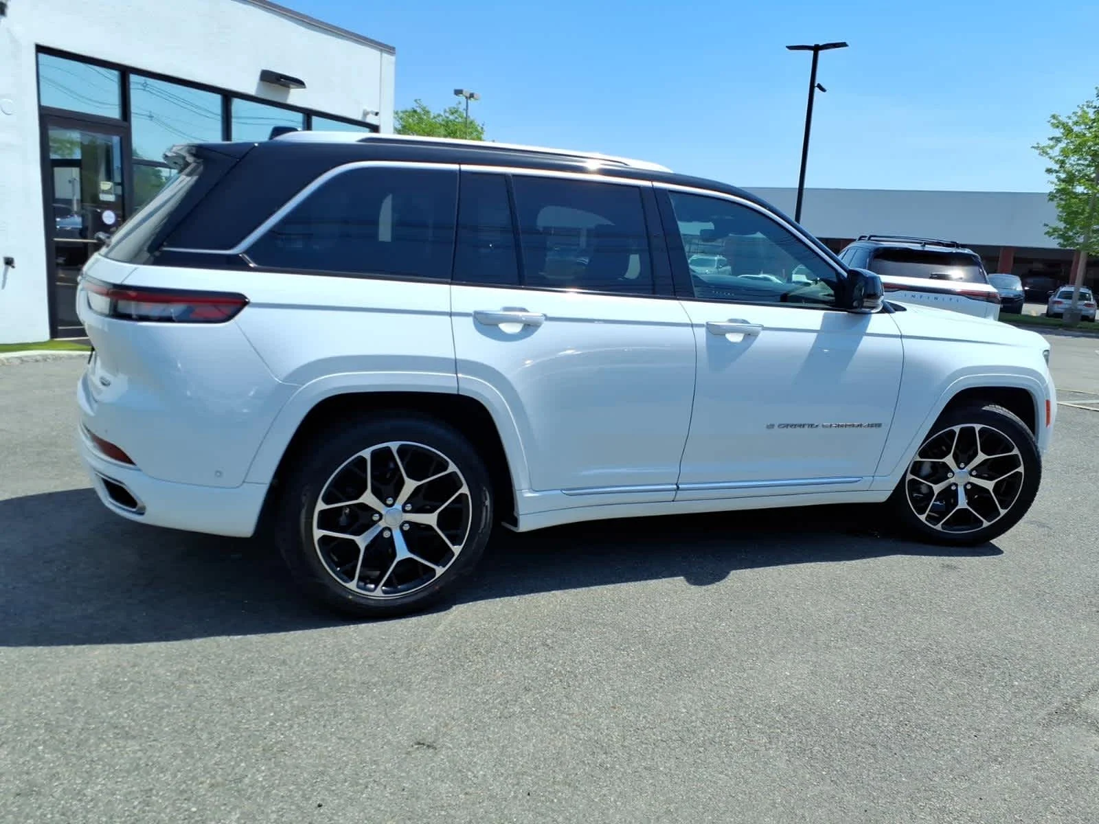 Used 2023 Bright White Clearcoat Jeep Summit Reserve image 4