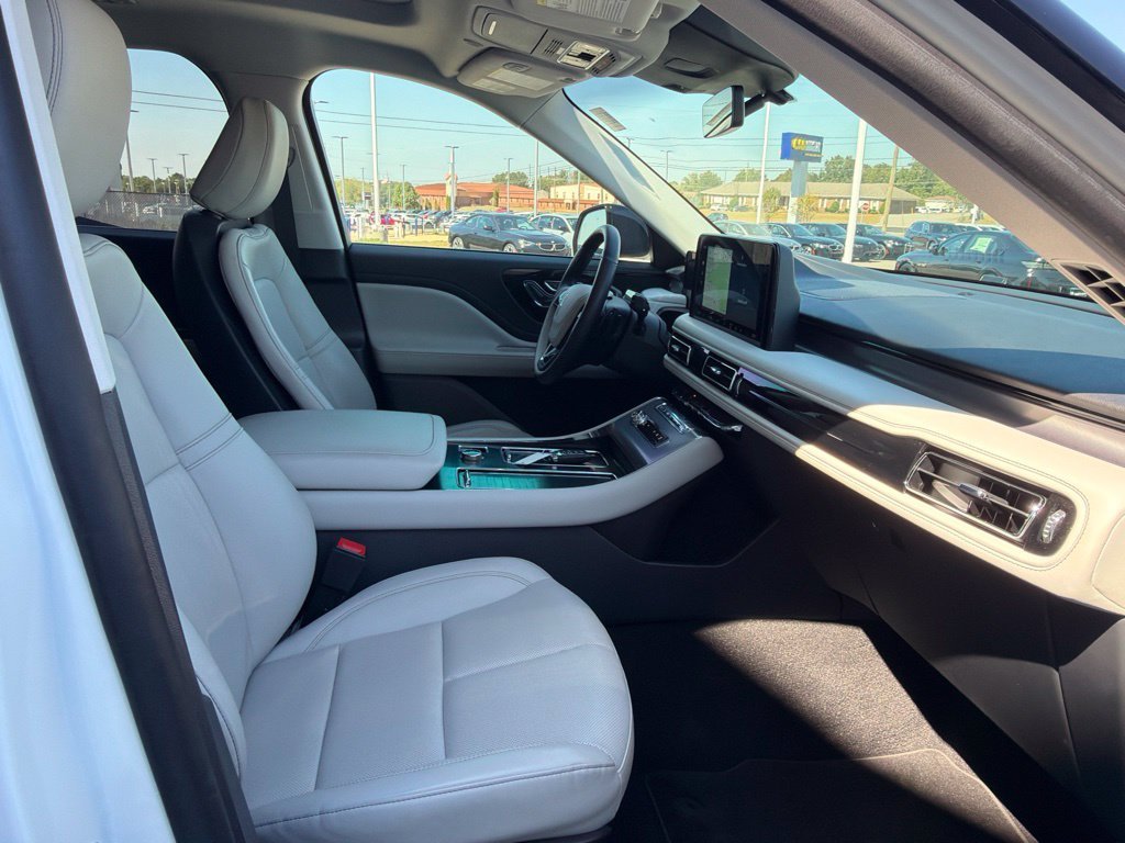 Used 2025 White Lincoln Premiere image 26