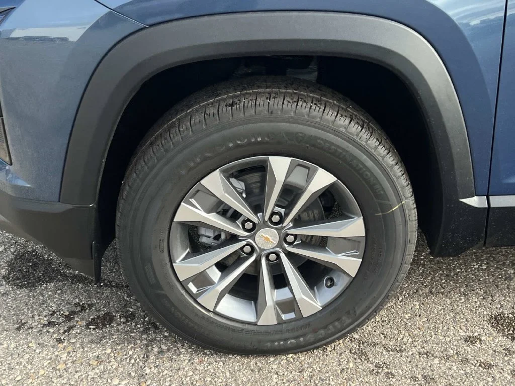 2027 Chevrolet Equinox LT - Photo 8