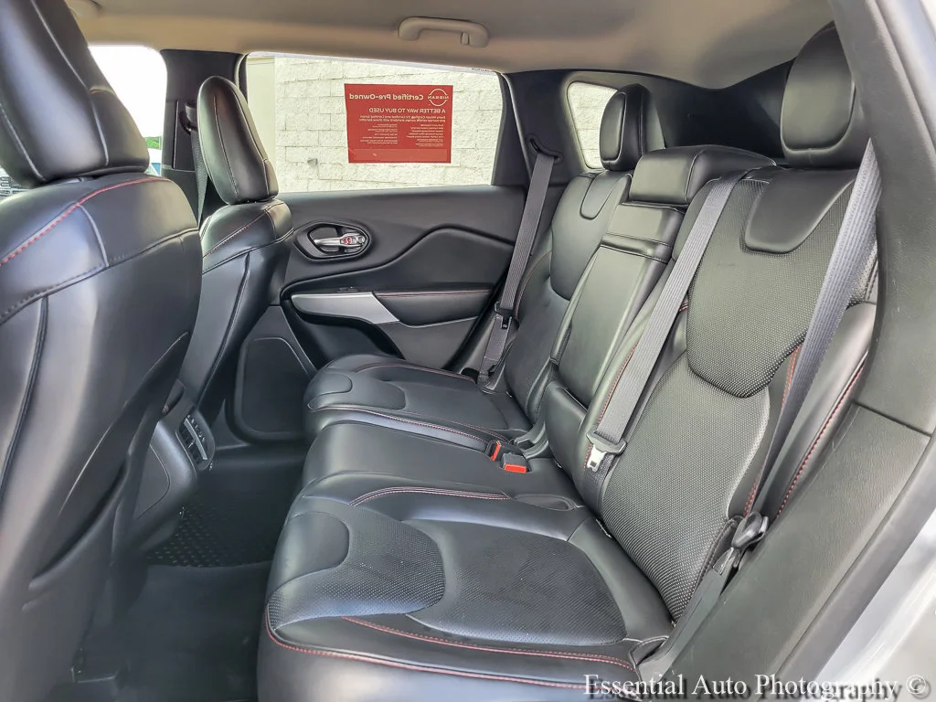 Used 2017 Billet Silver Metallic Clearcoat Jeep Trailhawk L Plus image 9