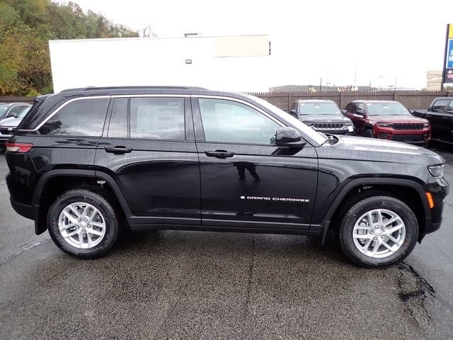 New 2025 Diamond Black Crystal Pearl-Coat Exterior Paint Jeep Laredo X image 8