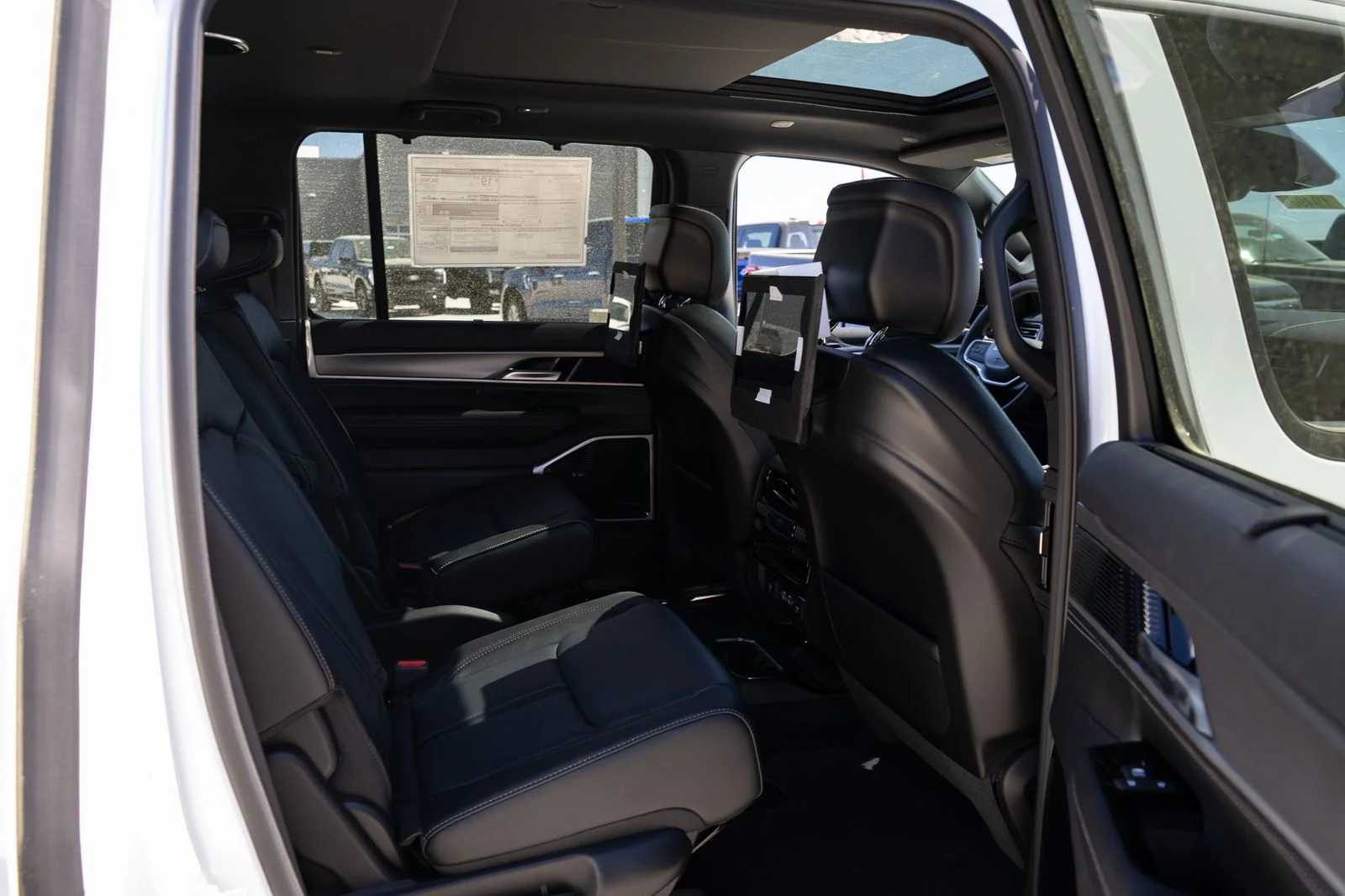 New 2026 Bright White Clear-Coat Exterior Paint Jeep Limited Reserve image 22