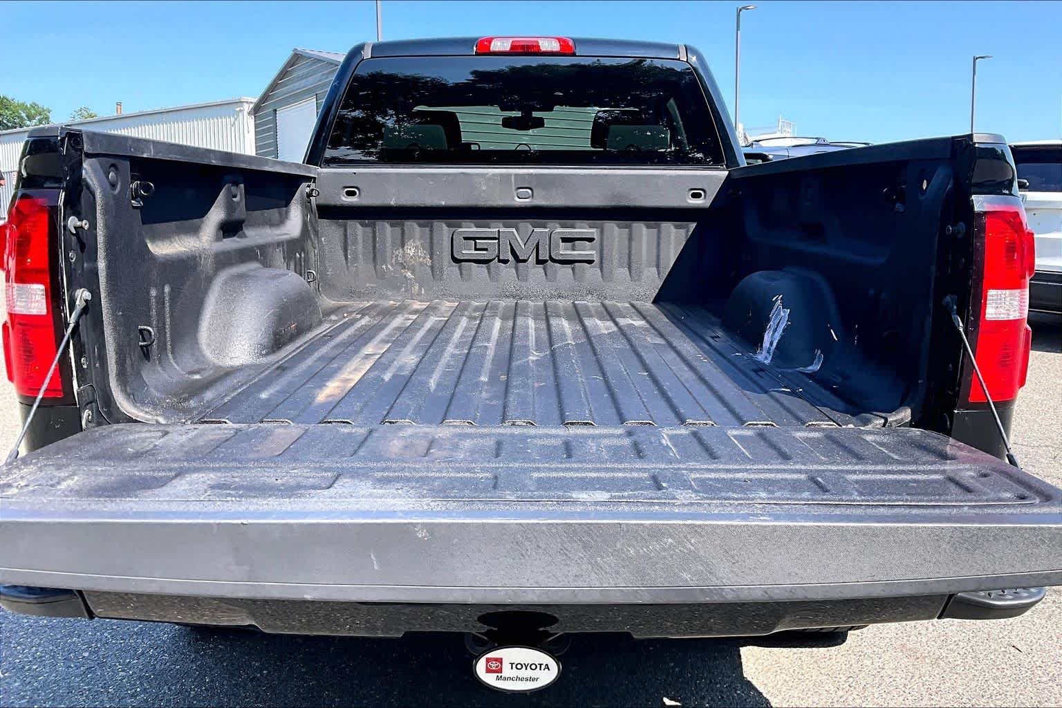 Used 2018 Onyx Black GMC  image 30