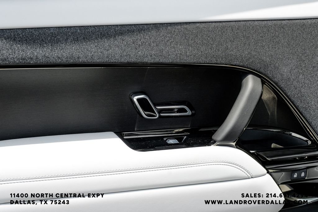 New 2026 Santorini Black Metallic Land Rover SE image 54