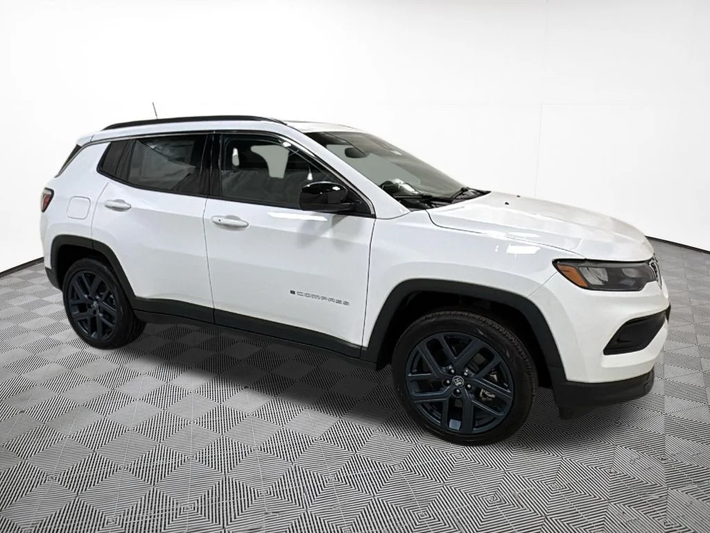 New 2026 Bright White Clearcoat Jeep Latitude image 5