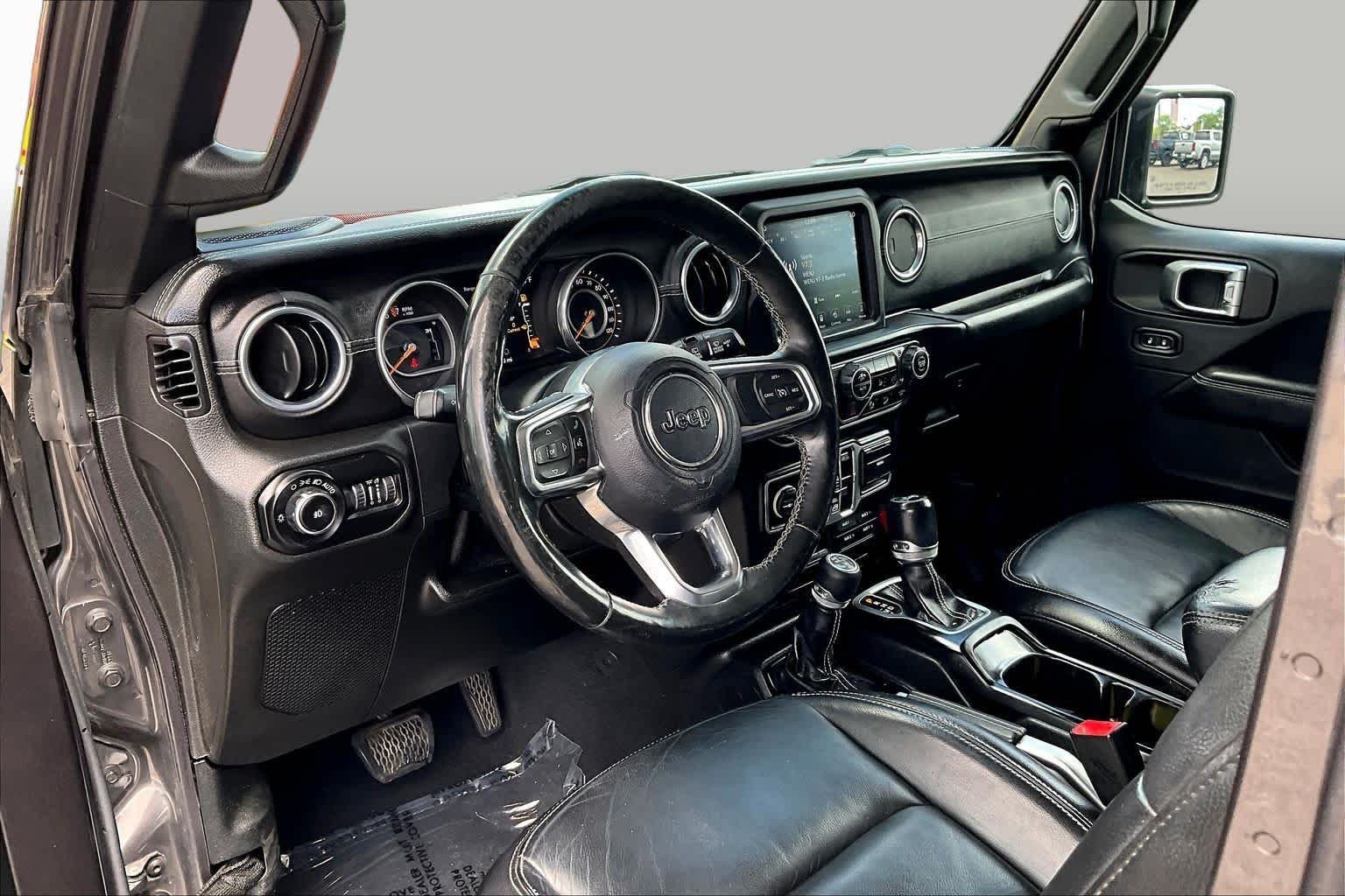 Used 2018 Granite Crystal Metallic Clearcoat Jeep Sahara image 17