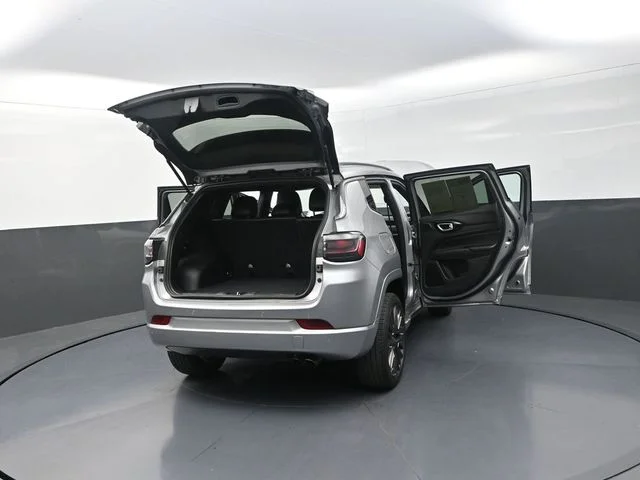 Used 2022 Silver Jeep Limited image 33