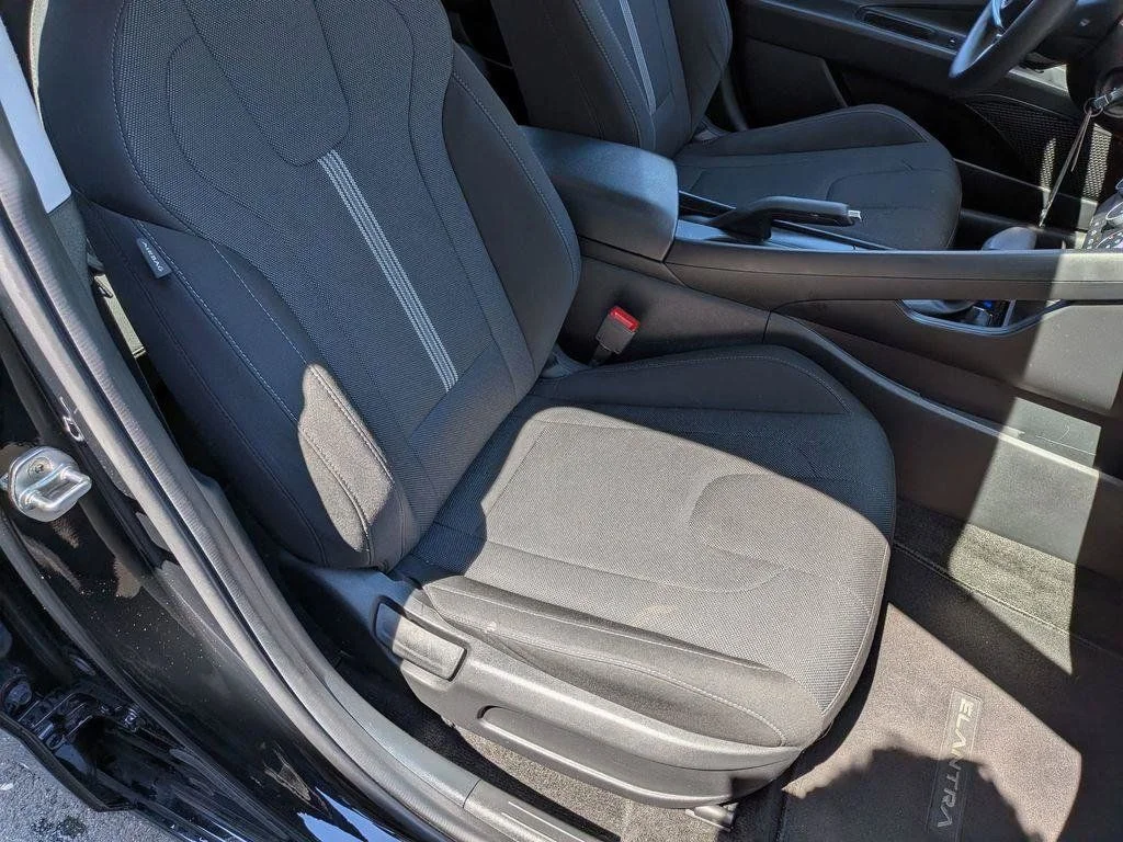Used 2022 Black Hyundai SE image 24