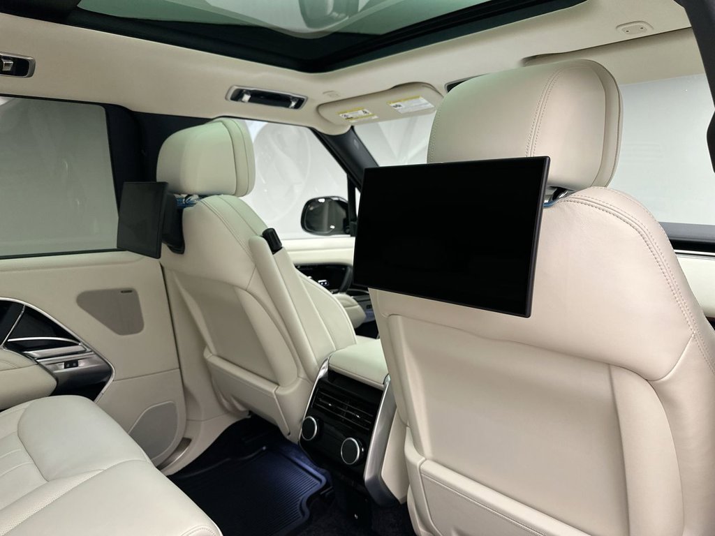 Used 2024  Land Rover SE image 20