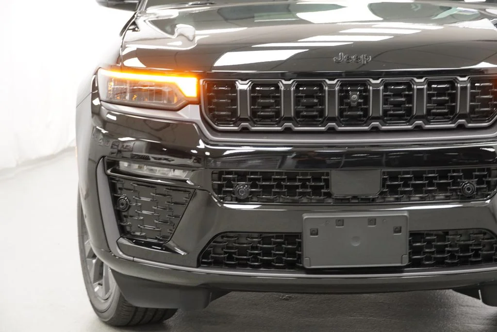 New 2026 Diamond Black Crystal Pearl-Coat Exterior Paint Jeep Limited Reserve image 9