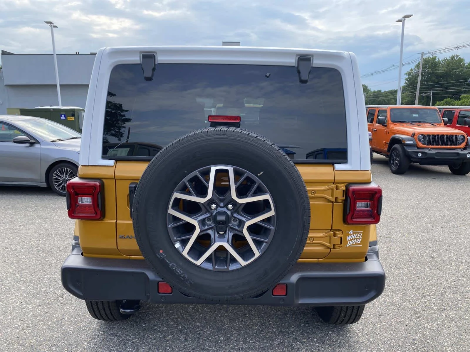New 2026 Goldilocks Jeep Sahara image 4