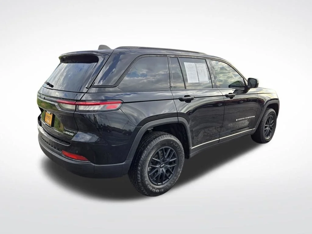 Used 2023 Black Jeep Laredo image 3