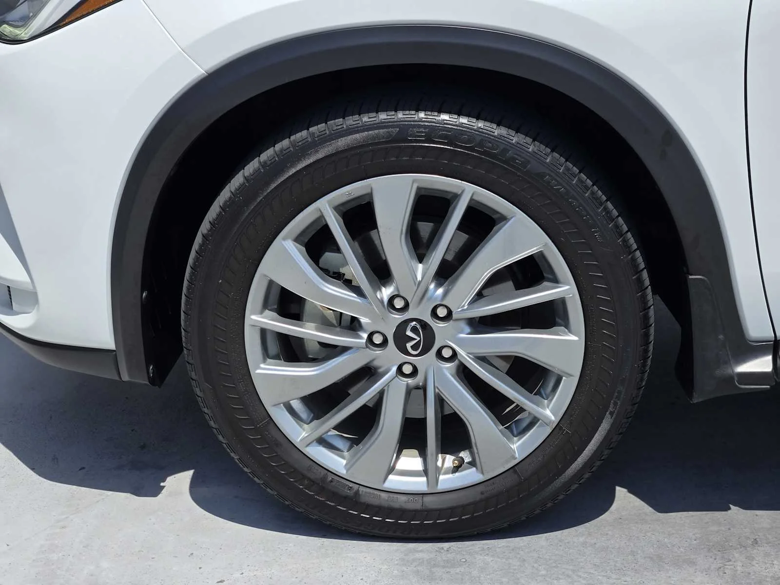 Certified Used 2024 Radiant White INFINITI LUXE image 10