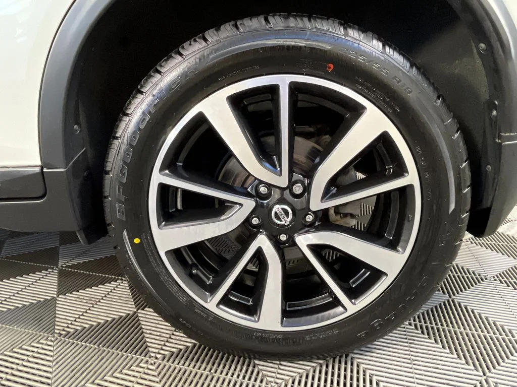 Used 2020 White Nissan SL image 13