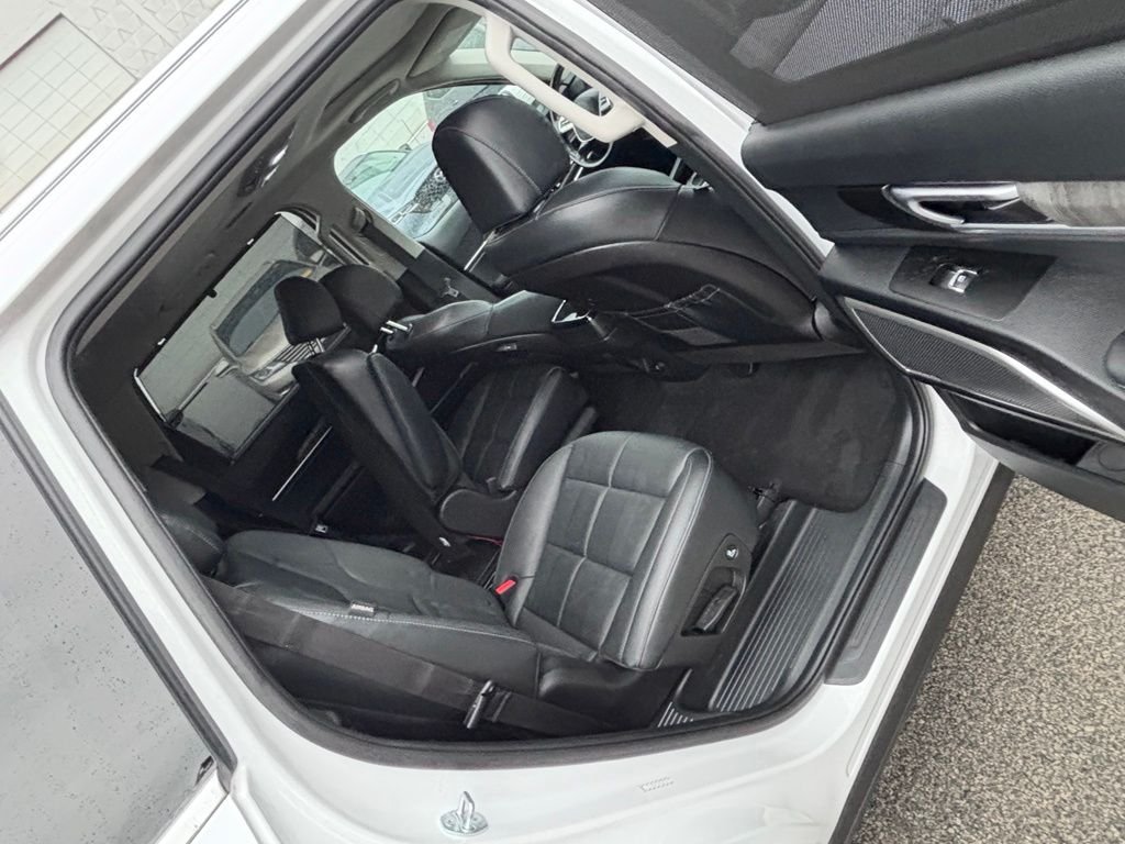 Used 2023 White Kia EX image 26