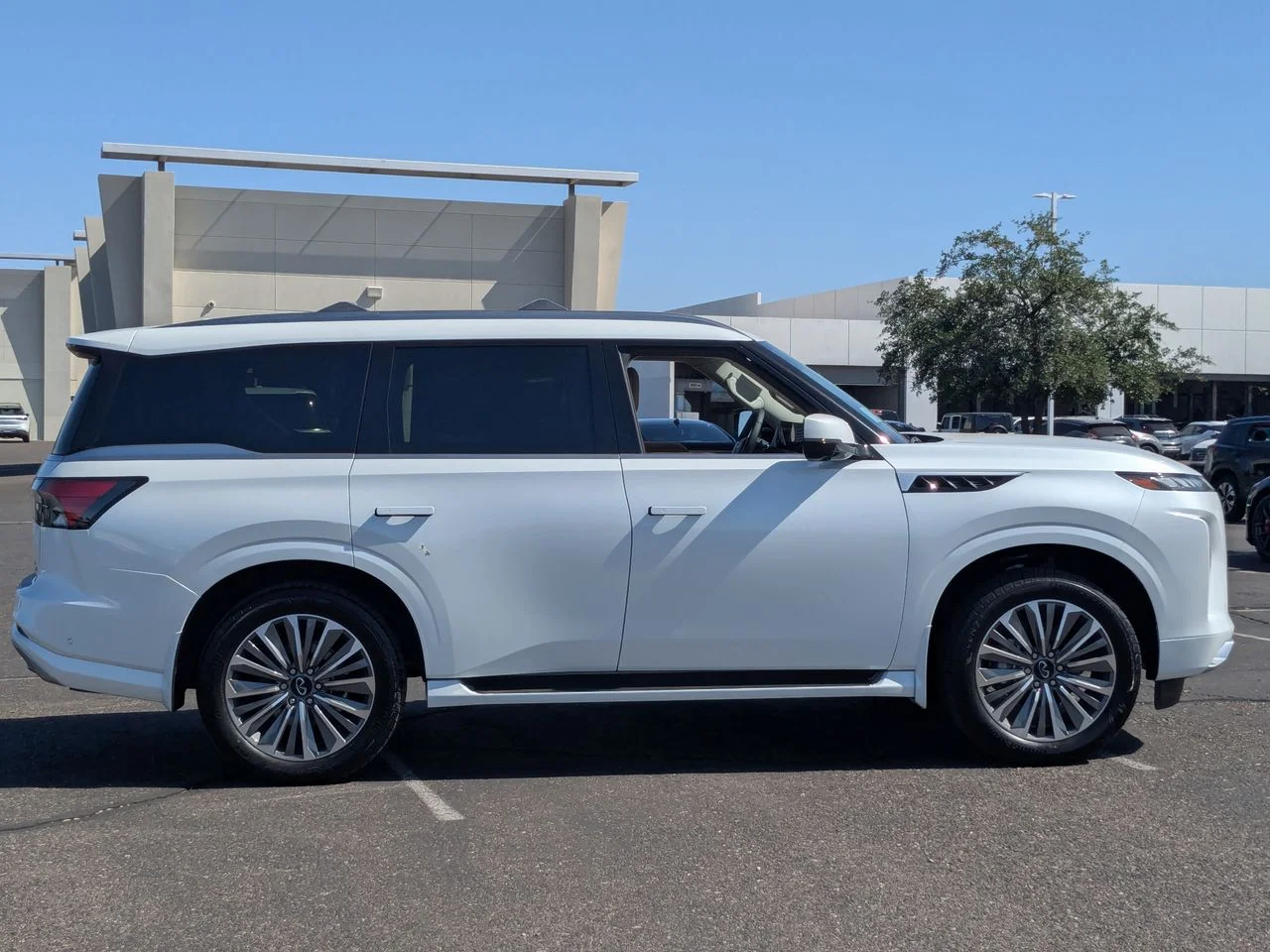 New 2026 RADIANT WHITE INFINITI Luxe 2WD image 6