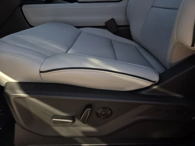 New 2027 Star White Metallic Tri-Coat Ford Platinum image 35