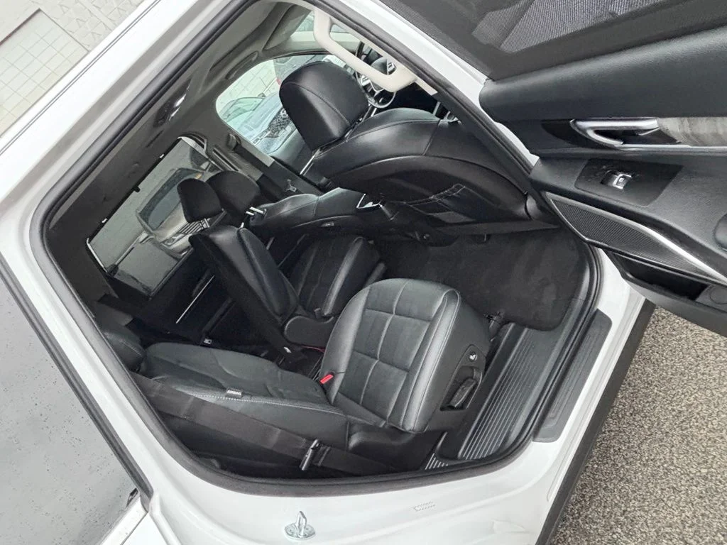 Used 2023 White Kia EX image 26