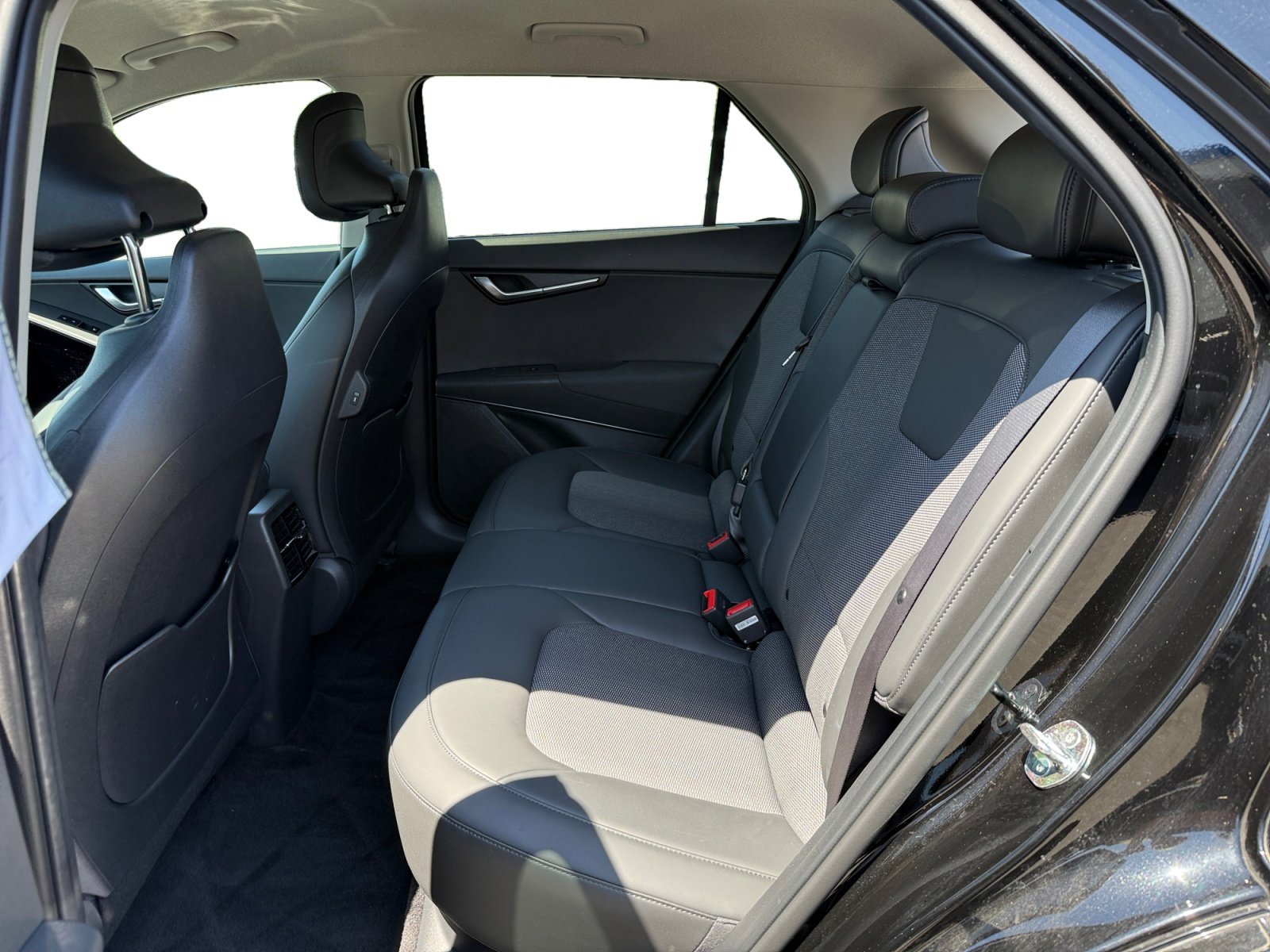 Used 2024 Aurora Black Kia Wind image 16
