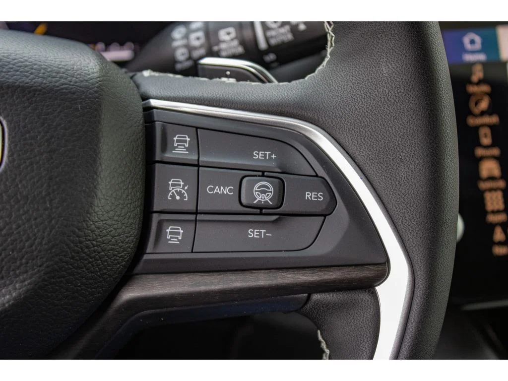 New 2026 SILVER ZYNITH Jeep Laredo Altitude image 42