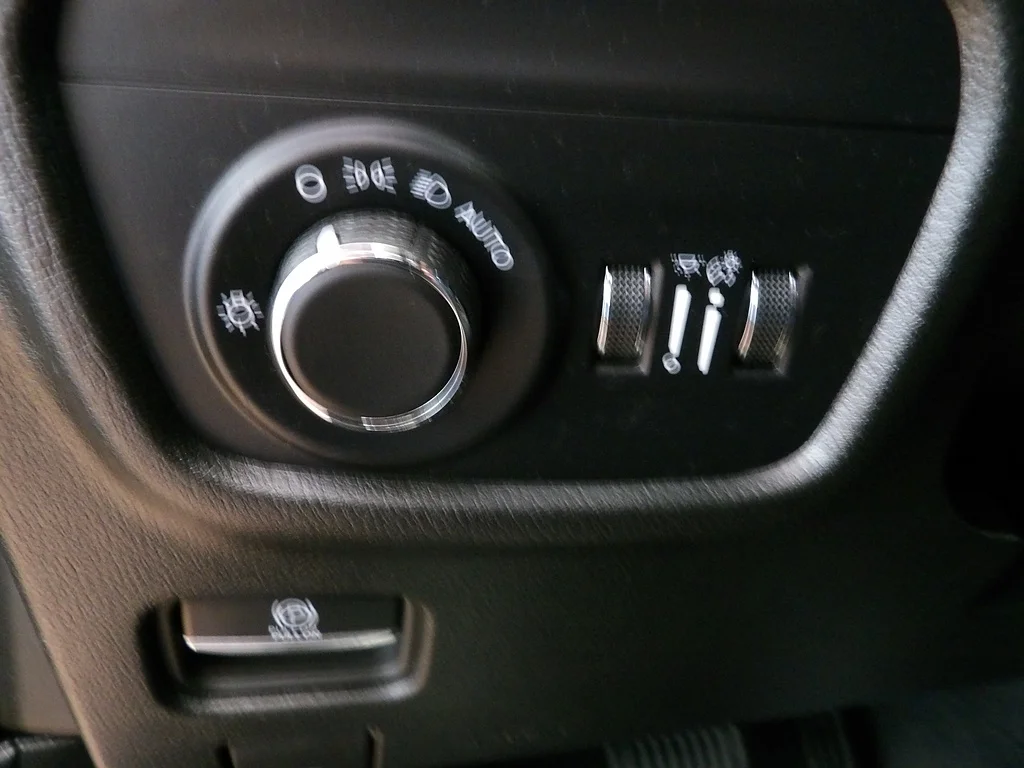 Used 2024 Baltic Gray Metallic Clear Coat Jeep Laredo image 27