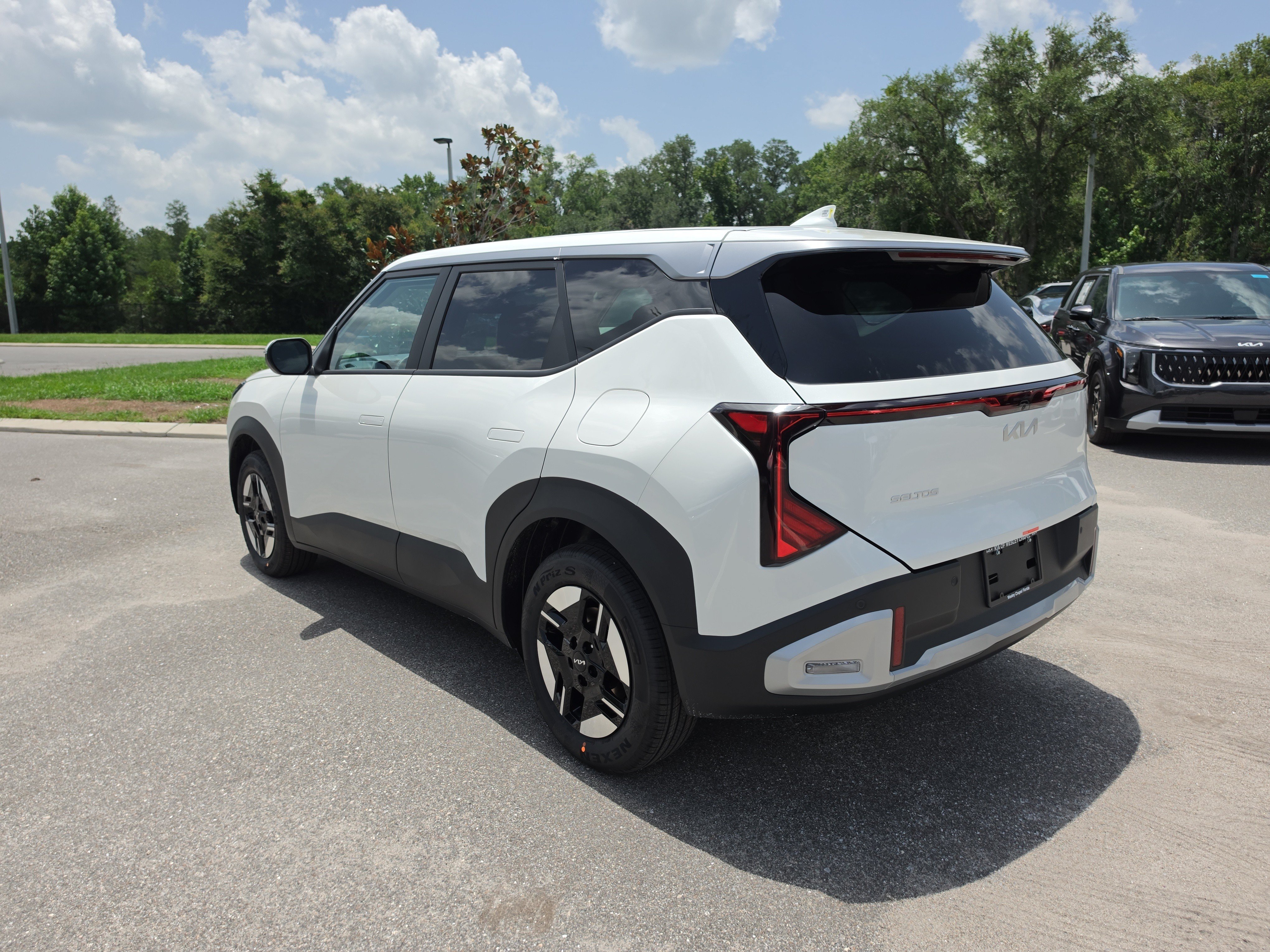 New 2027 Snow White Pearl Kia LX image 6