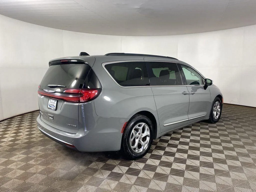 Used 2023 Ceramic Gray Clearcoat Chrysler Limited image 43