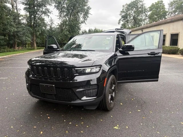 Used 2025 Diamond Black Jeep Altitude X image 24