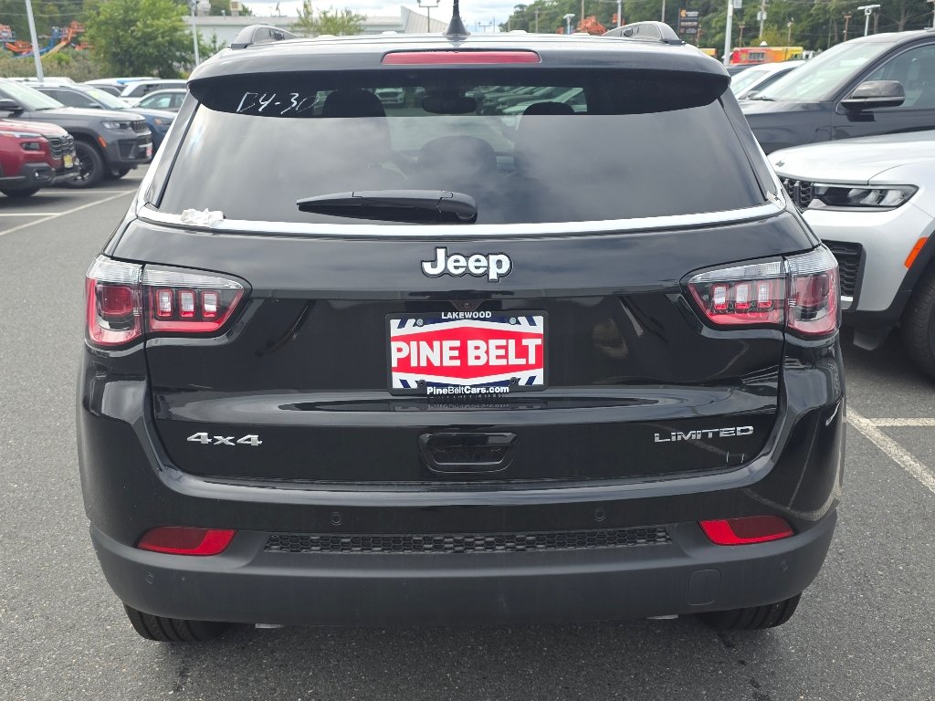 New 2026 Diamond Black Crystal Pearl-Coat Exterior Paint Jeep Limited image 12