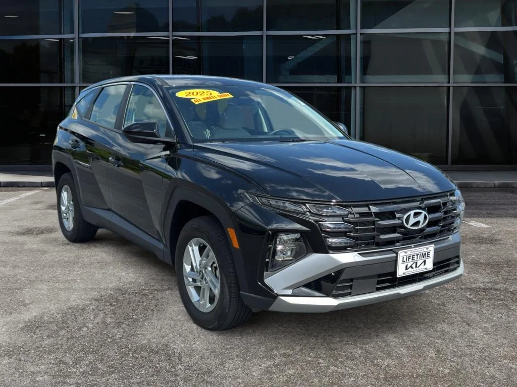 Used 2025 Phantom Black Hyundai SE image 3