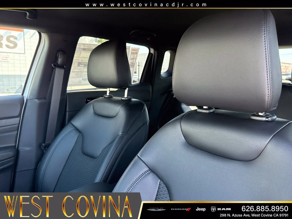 New 2026 Bright White Clear-Coat Exterior Paint Jeep Latitude image 16